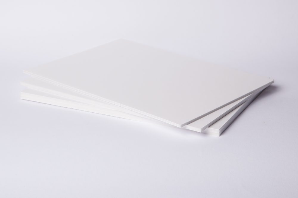 Foamboard mit weißer Papierdecke im Zuschnitt